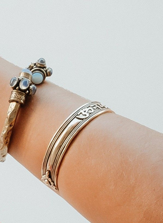 Brazalete grabado mantra dorado