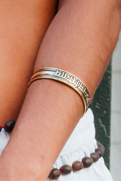 Brazalete grabado mantra dorado