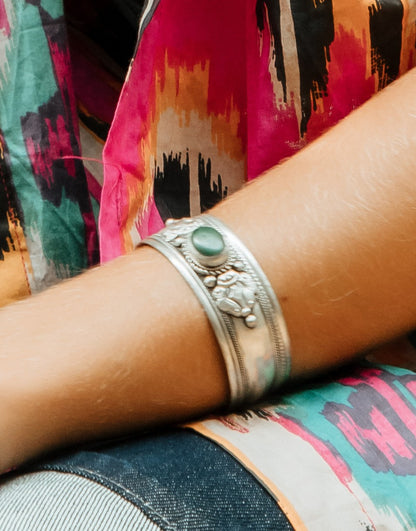 Brazalete grueso con una piedra