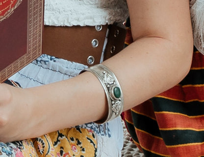 Brazalete grueso con una piedra