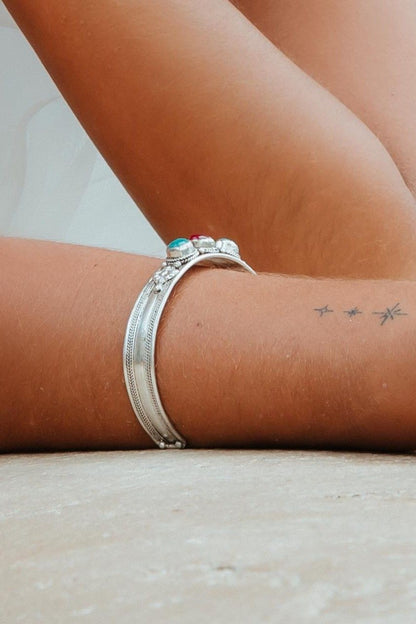 Brazalete con tres piedras