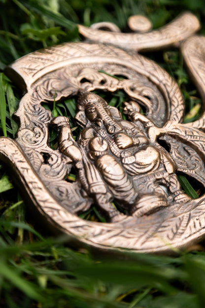 Om metal con Ganesha 18 cm