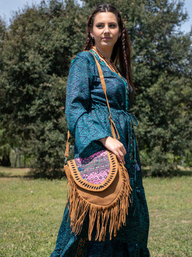 Bolso antelina escudo bordado banjara con flecos