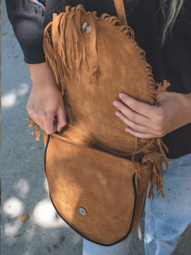 Bolso antelina escudo bordado banjara con flecos