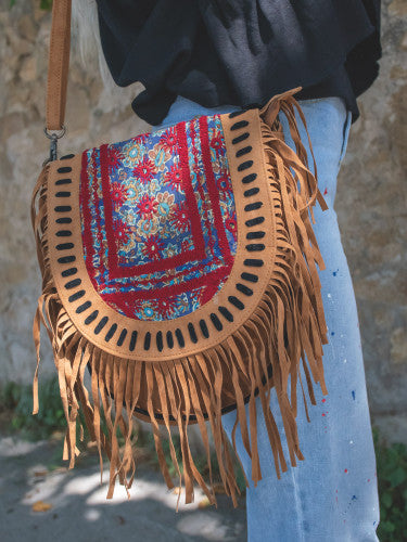 Bolso antelina escudo bordado banjara con flecos