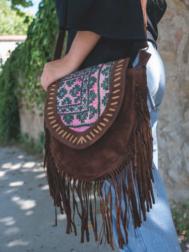 Bolso antelina escudo bordado banjara con flecos