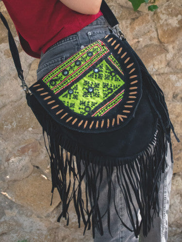 Bolso antelina escudo bordado banjara con flecos