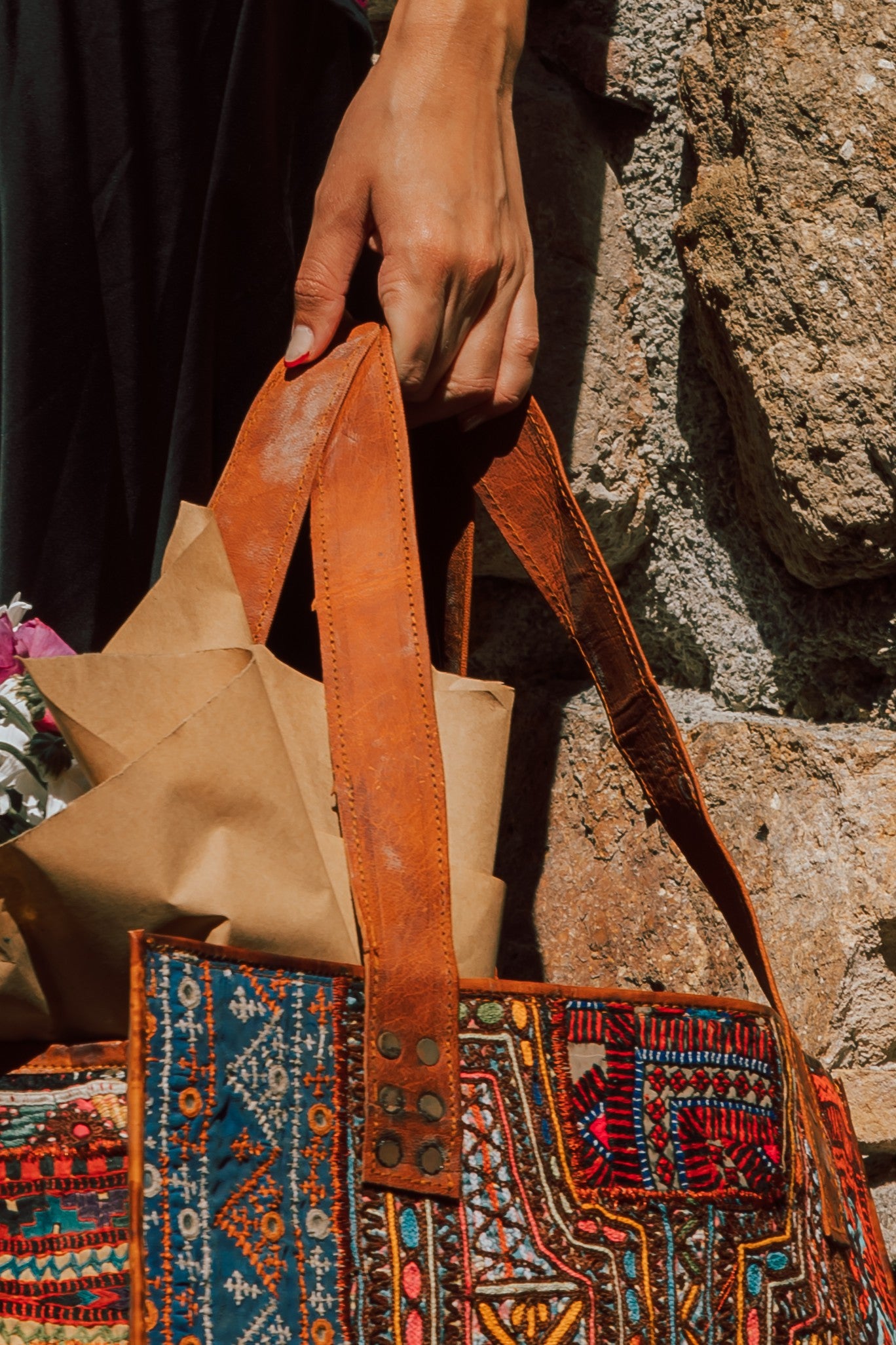 Bolso cuero maxi totte bordado banjara