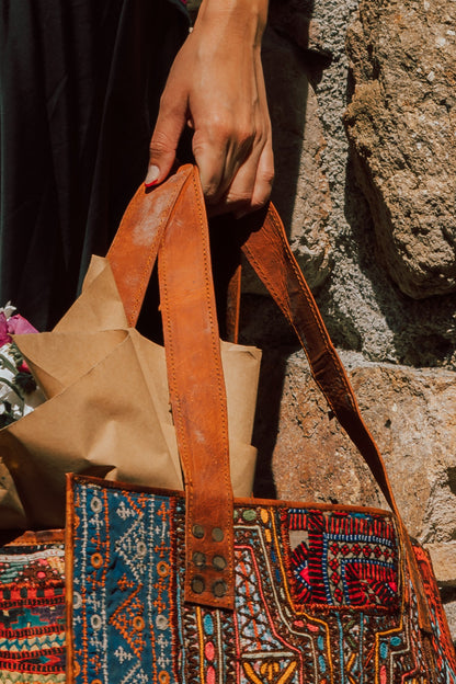 Bolso cuero maxi totte bordado banjara