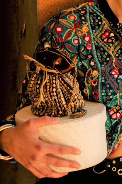 Bolso saquito piezas doradas