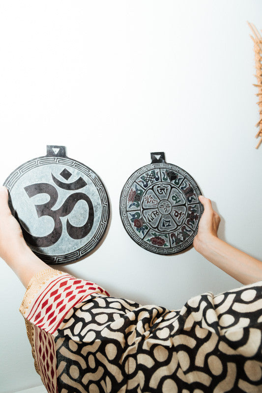 Piedra tallada mandala om 18 cm dia.
