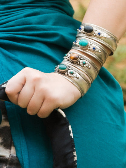 Brazalete grueso con una piedra