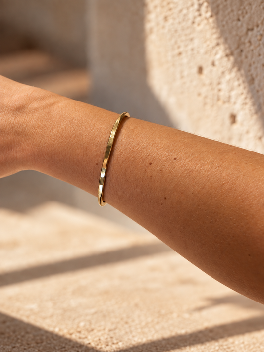 Brazalete fino dorado redondo, detalle 2