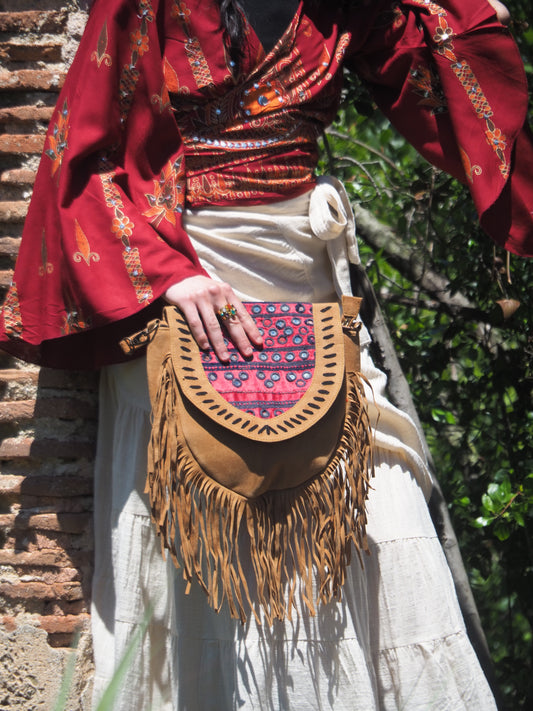 Bolso antelina escudo bordado banjara con flecos