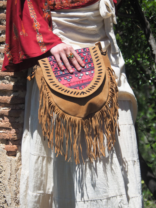 Bolso antelina escudo bordado banjara con flecos