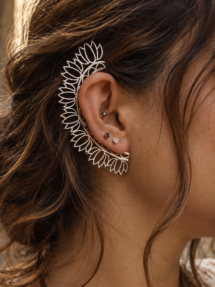 Earcuff flor de loto plateado