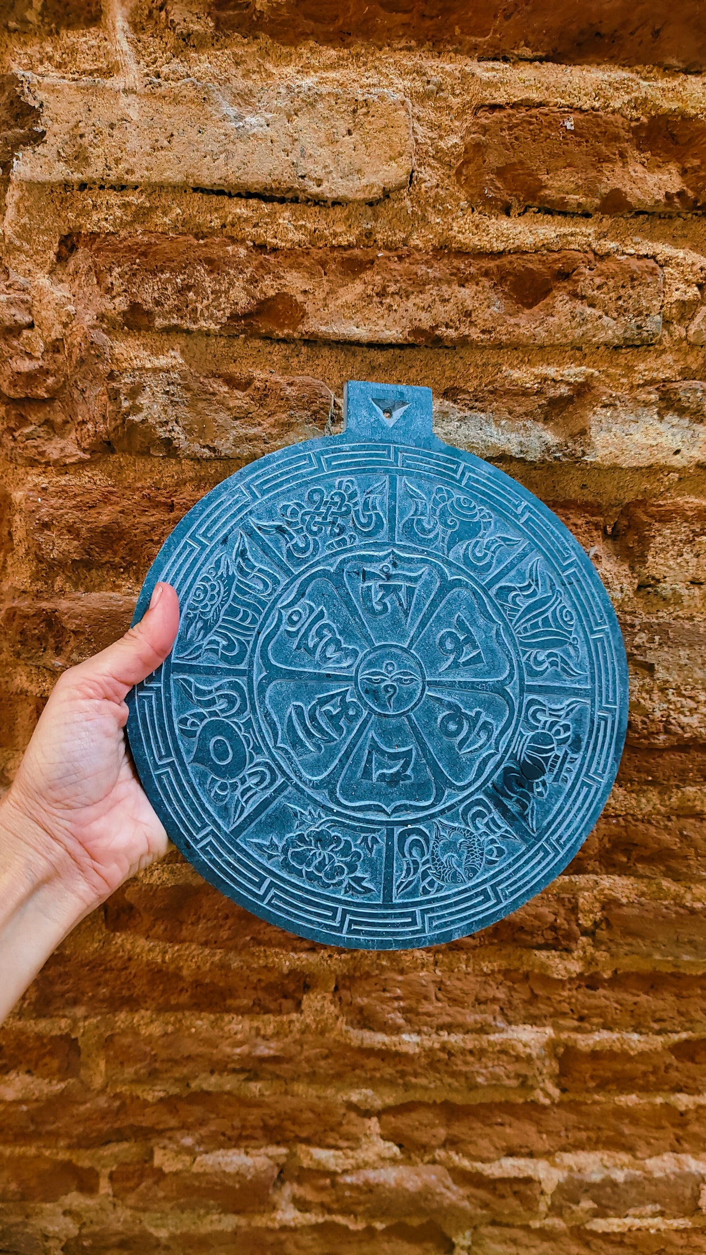 Piedra tallada mandala mantra 23 cm dia