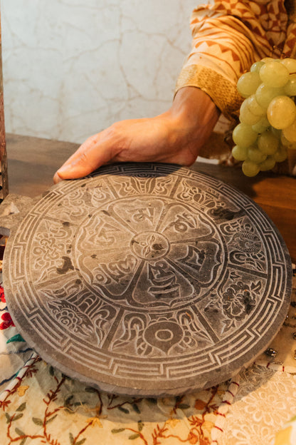 Piedra tallada mandala mantra 23 cm dia