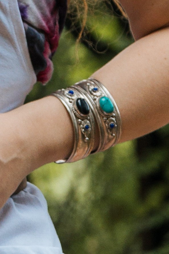 Brazalete grueso con una piedra