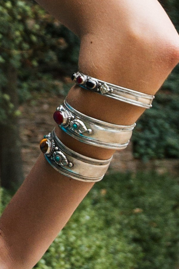 Brazalete grueso con una piedra