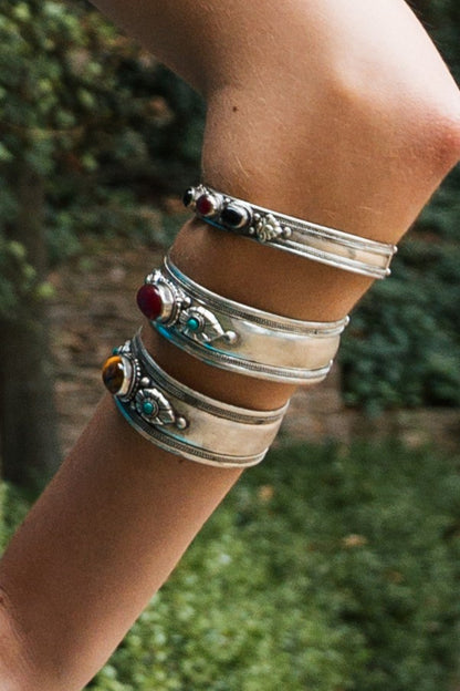 Brazalete grueso con una piedra