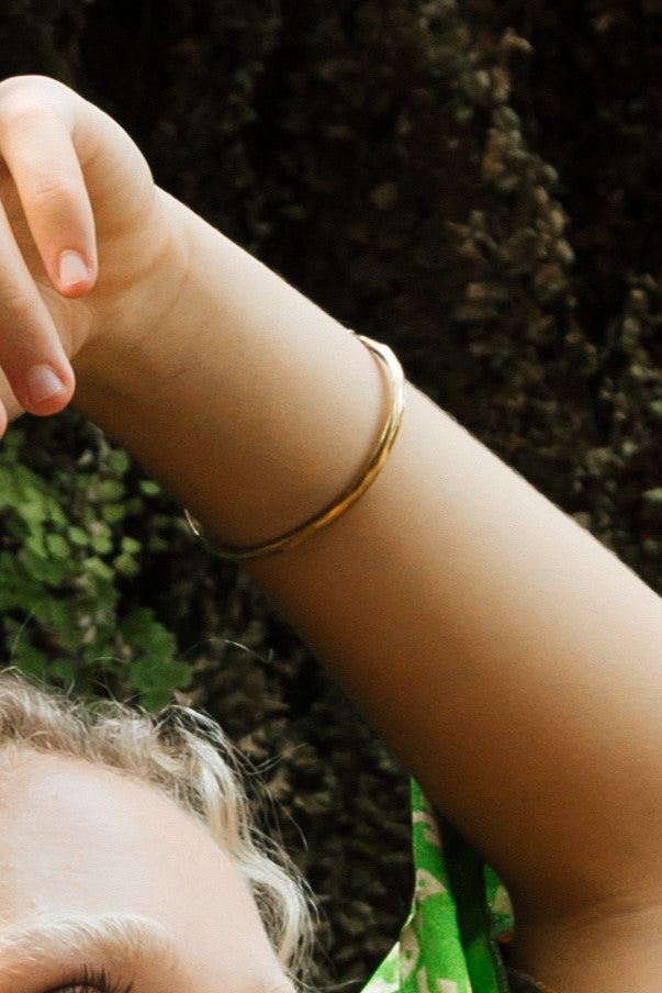 Brazalete fino dorado redondo