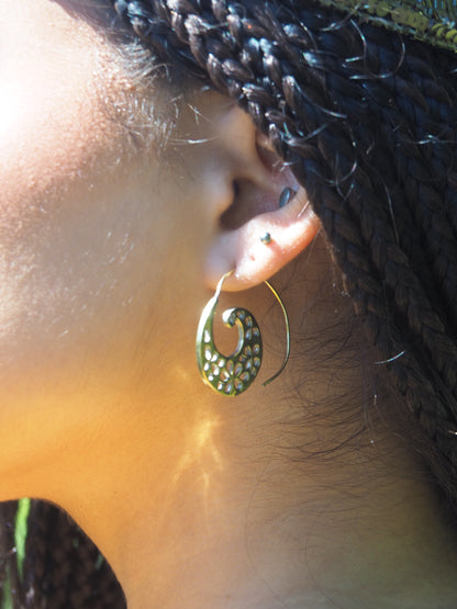 Pendiente espiral Tiphaya dorado