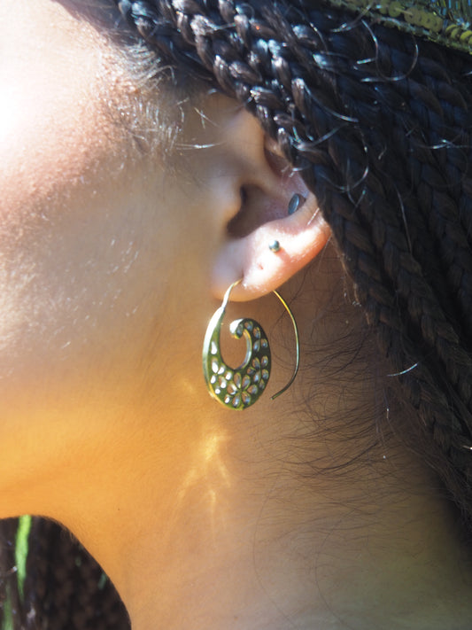 Pendiente espiral Tiphaya dorado