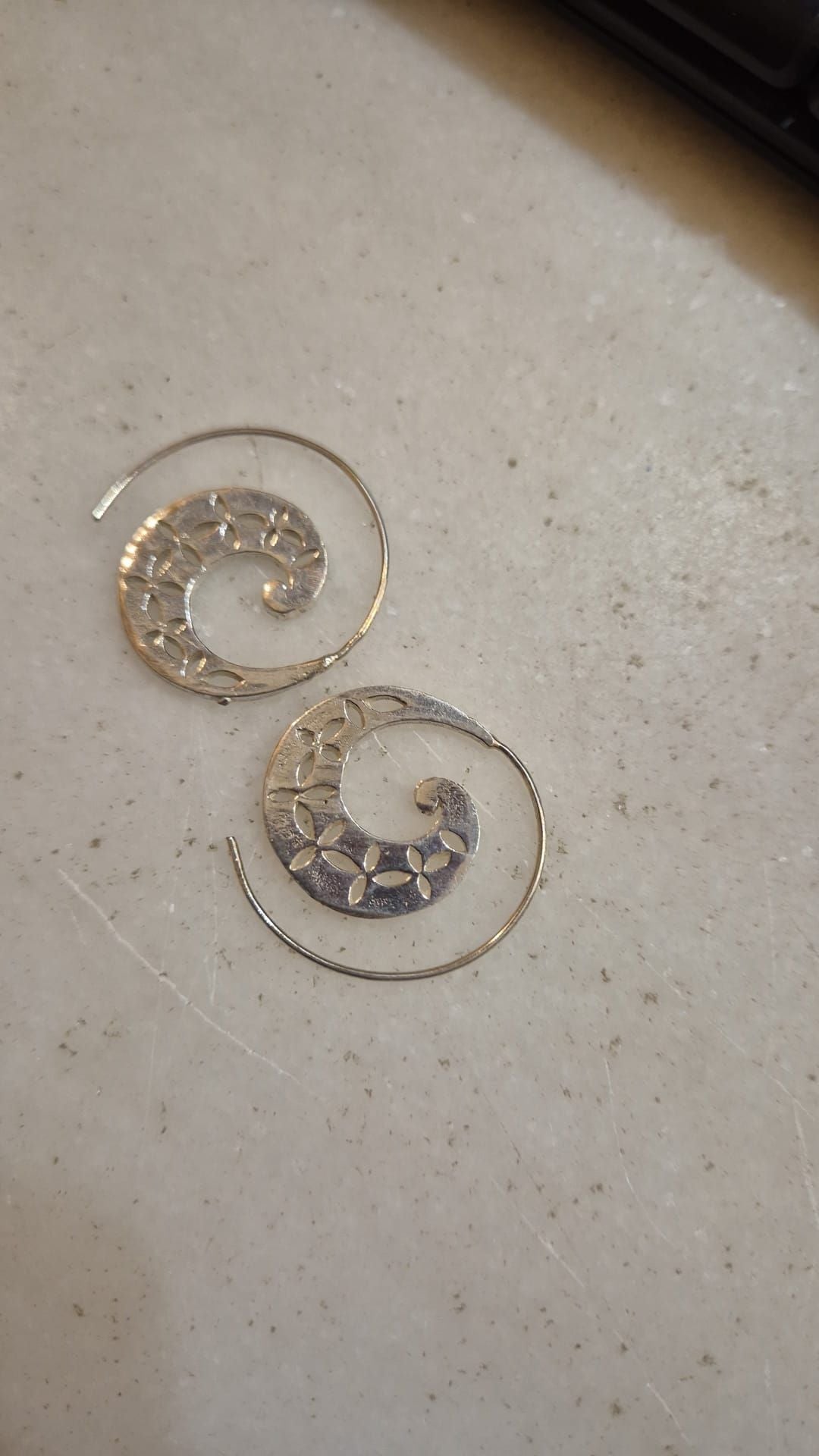 Pendiente espiral Tiphaya plateado