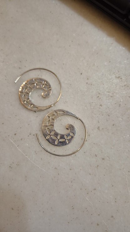 Pendiente espiral Tiphaya plateado