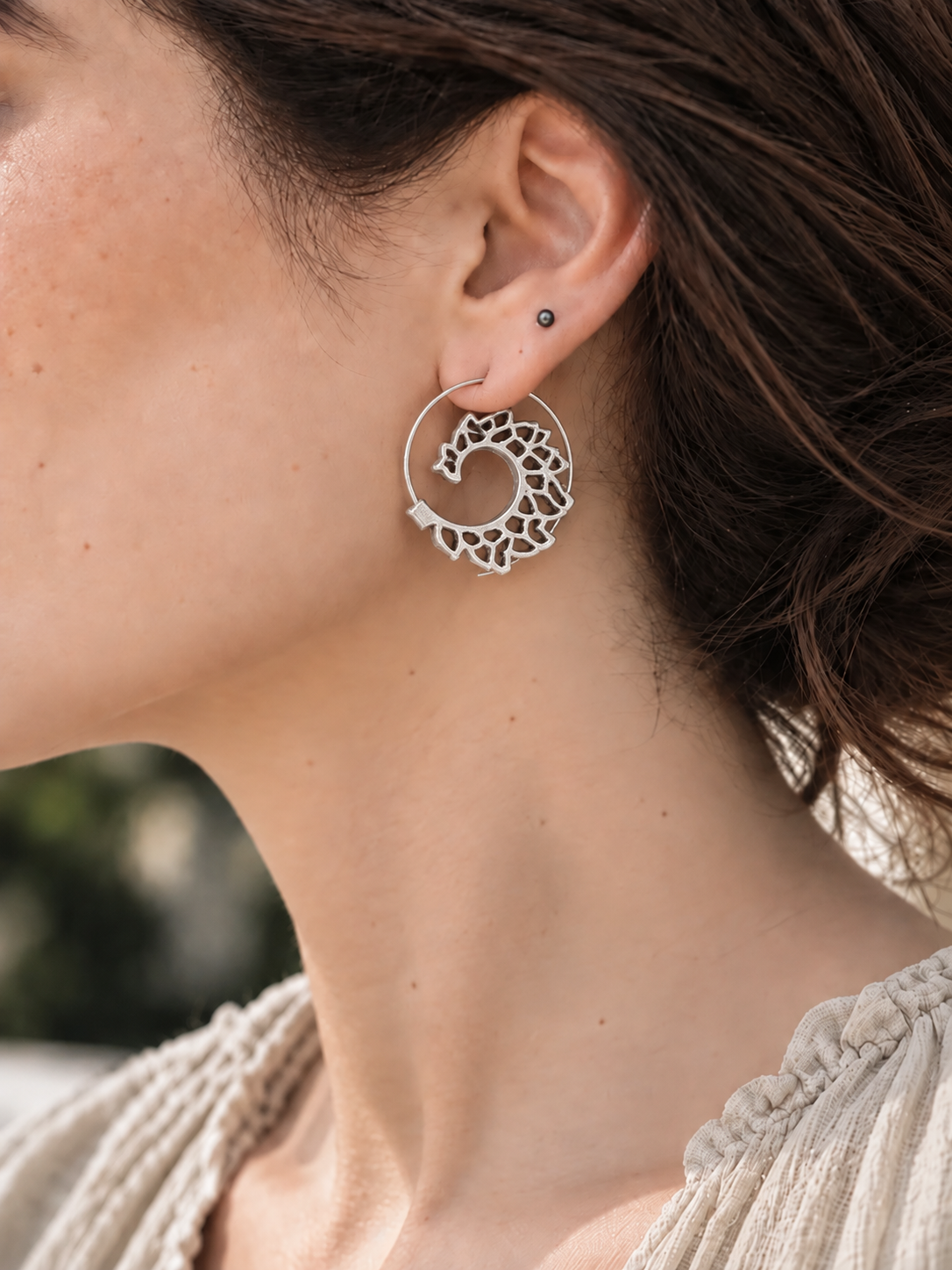 Pendiente espiral Aakaar plateado