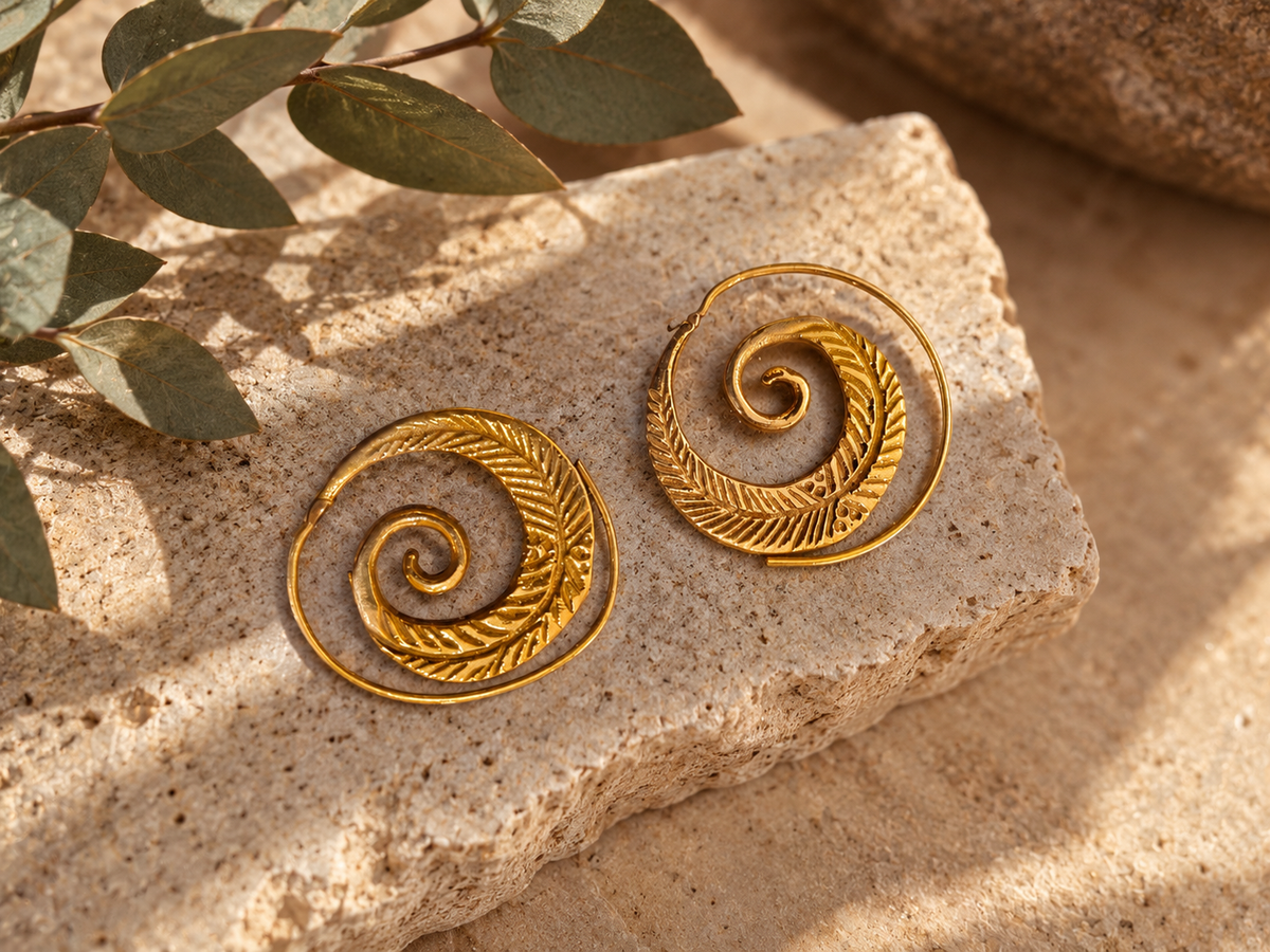 Pendiente espiral pluma dorado
