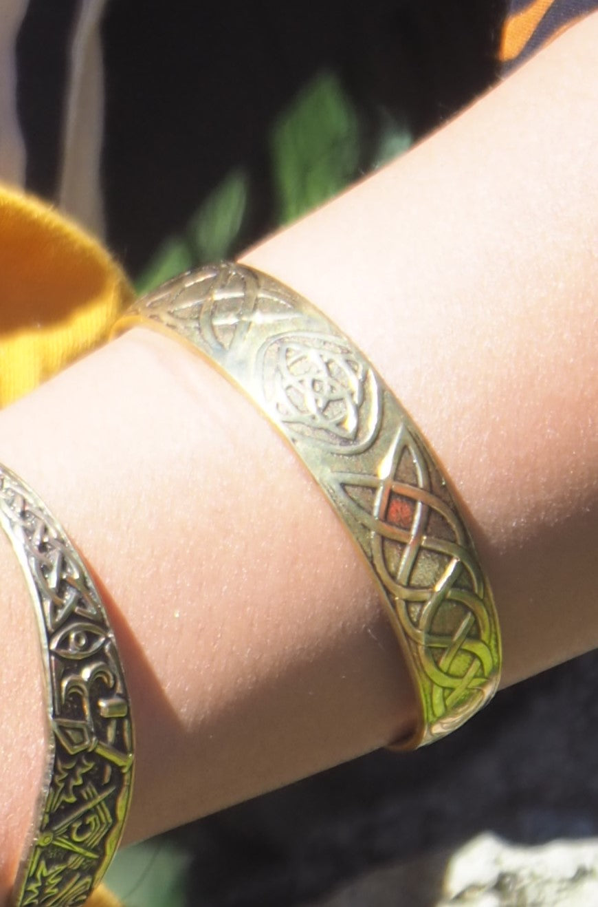Brazalete Triqueta dorado
