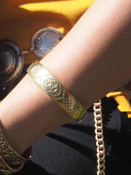 Brazalete Triqueta dorado