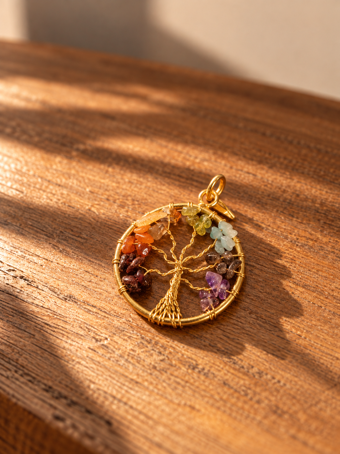 Colgante árbol de la vida con minerales dorado