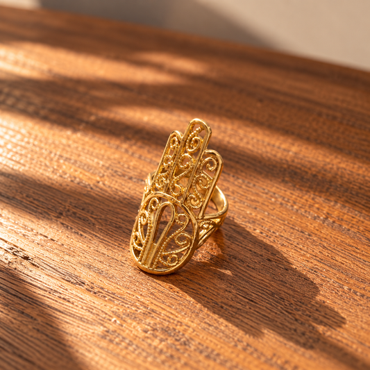 Anillo mano fátima dorado, detalle 2