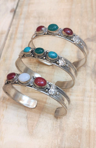 Brazalete con tres piedras, detalle 2