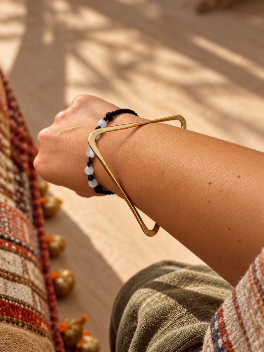 Brazalete fino dorado triangulo, hecho a mano en la India
