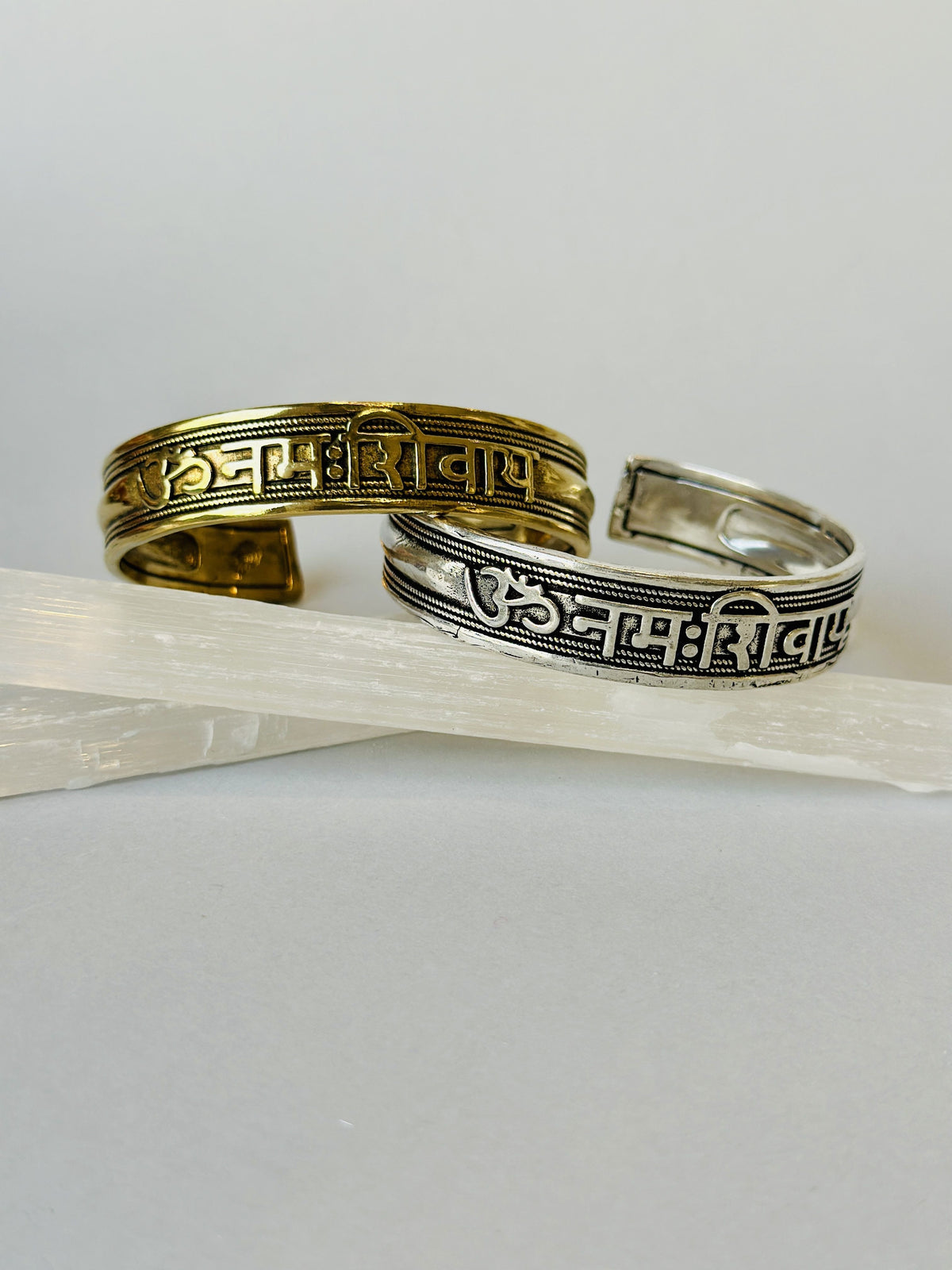 Brazalete grabado mantra dorado, detalle 4