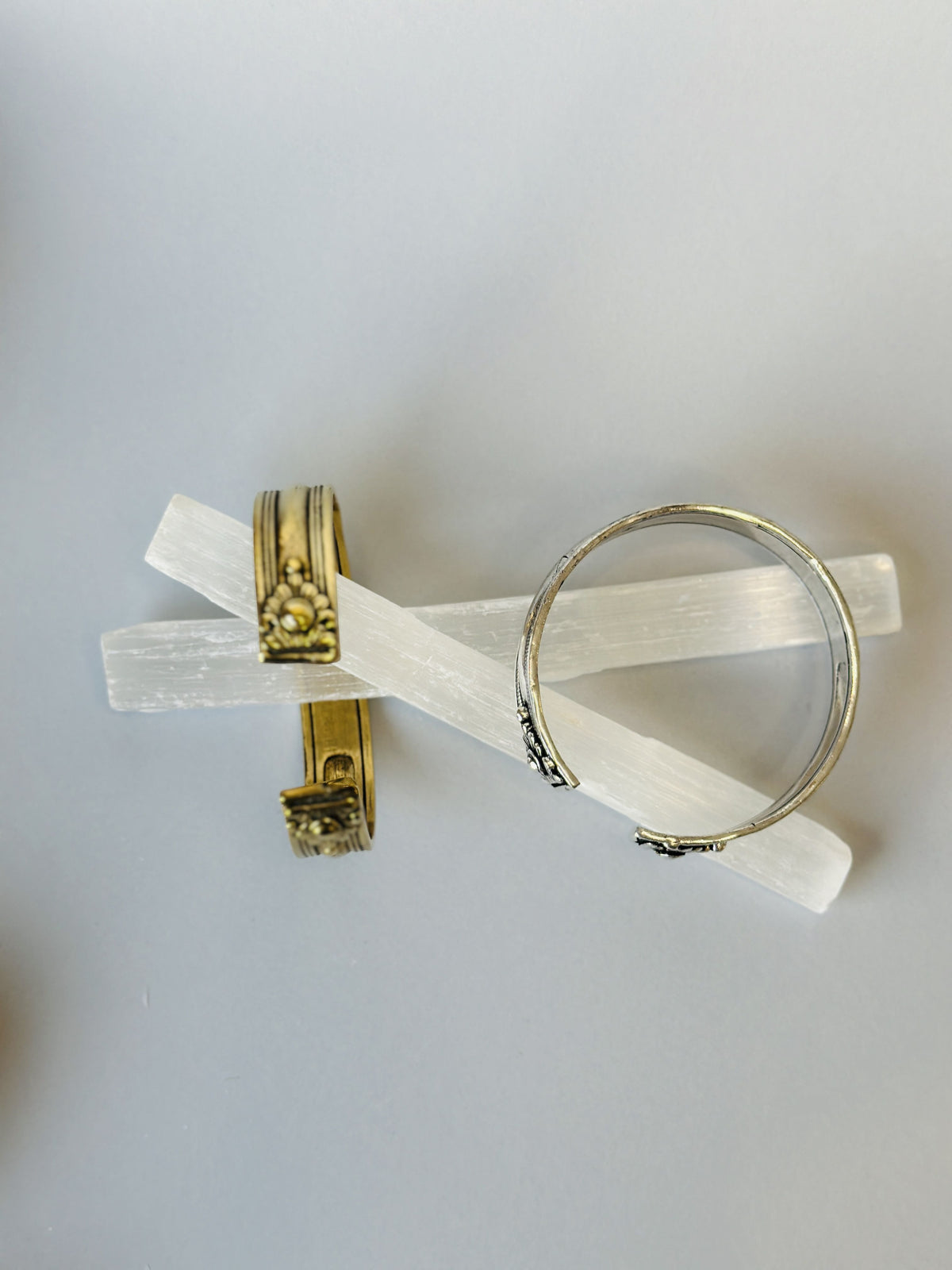 Brazalete grabado mantra dorado, detalle 6