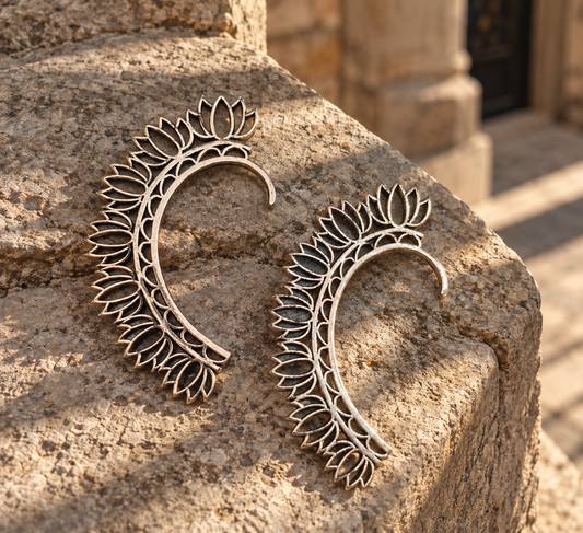 Earcuff flor de loto plateado, detalle 2