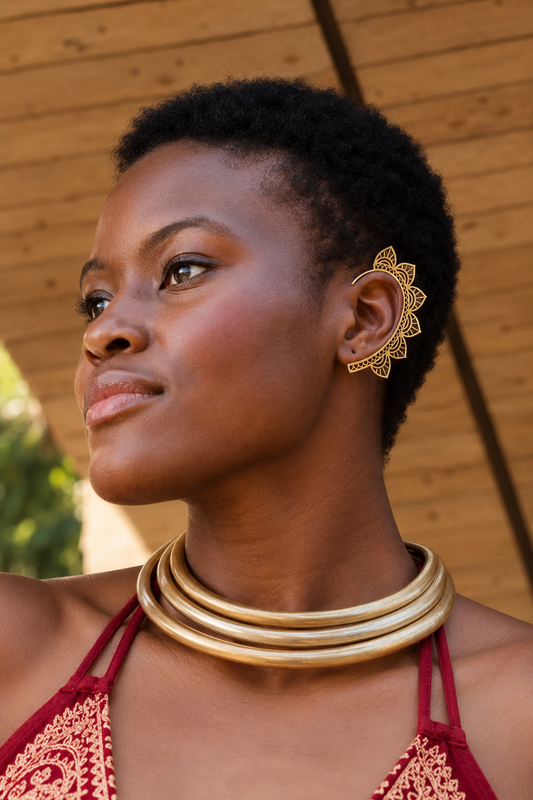 Earcuff Flor dorado, hecho a mano en la India