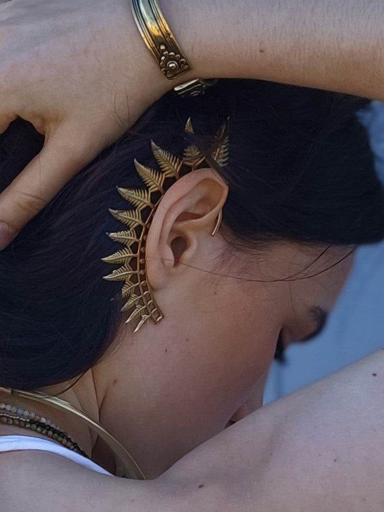 Earcuff pluma mixt dorado, detalle 2
