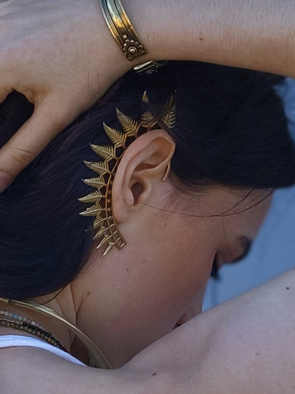 Earcuff pluma mixt dorado, detalle 2