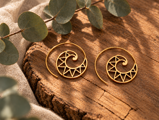 Pendiente Espiral Isos dorado, detalle 2
