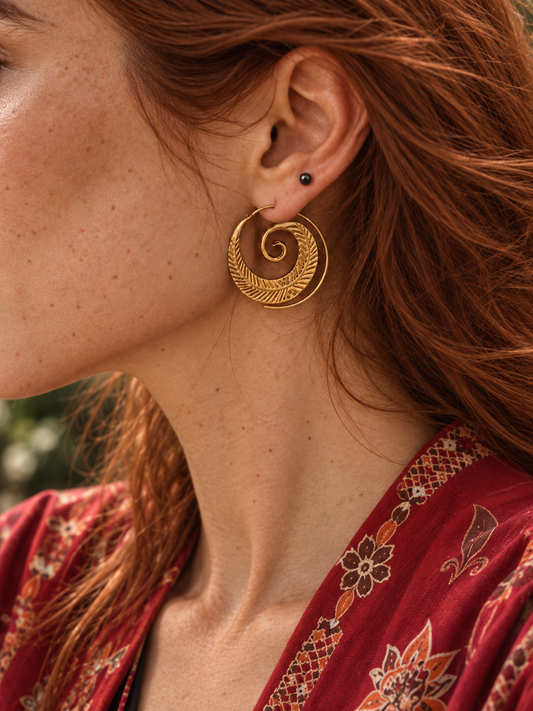 Pendiente espiral pluma dorado, hecho a mano en la India