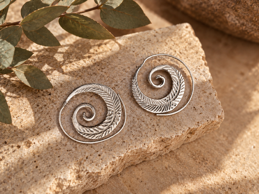 Pendiente espiral pluma plateado, detalle 2