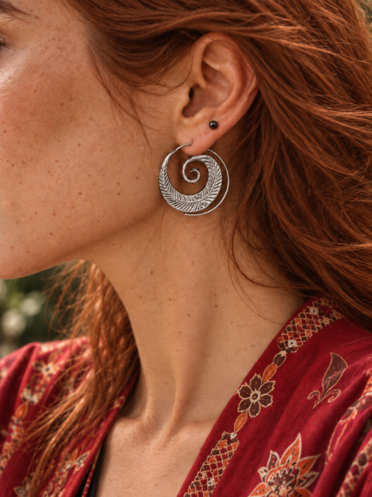 Pendiente espiral pluma plateado, hecho a mano en la India