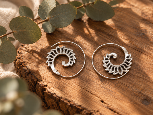 Pendiente espiral Tarkee plateado, detalle 2